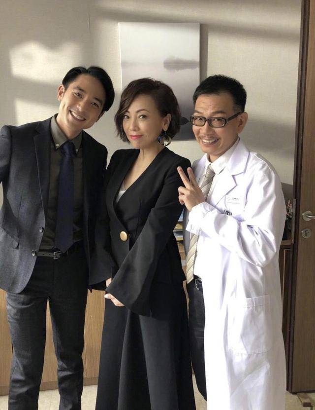 青春 邓萃雯54岁又怎样？黑色长款卫衣搭配高筒靴保暖舒适，青春减龄