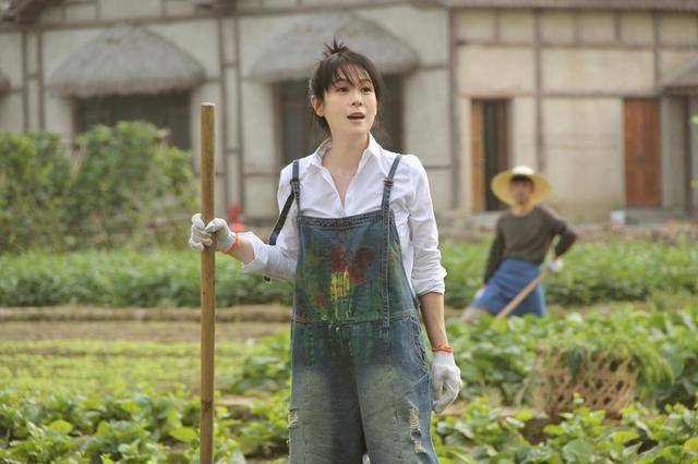 农具 刘若英罕见现身！衬衫配背带裤清新减龄，手拿农具干农活好接地气