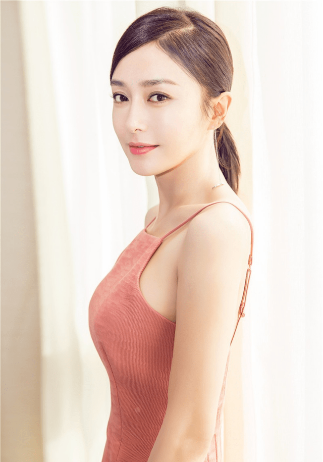 骨子里 秦岚衣品真不错！身穿粉色吊带连衣裙优雅端庄，温柔精致到骨子里