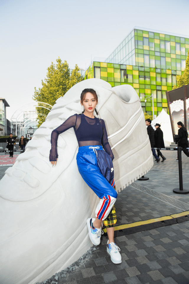 显得 张嘉倪真会穿！身穿一袭抹胸纱裙性感优雅，梦幻灵动又温柔