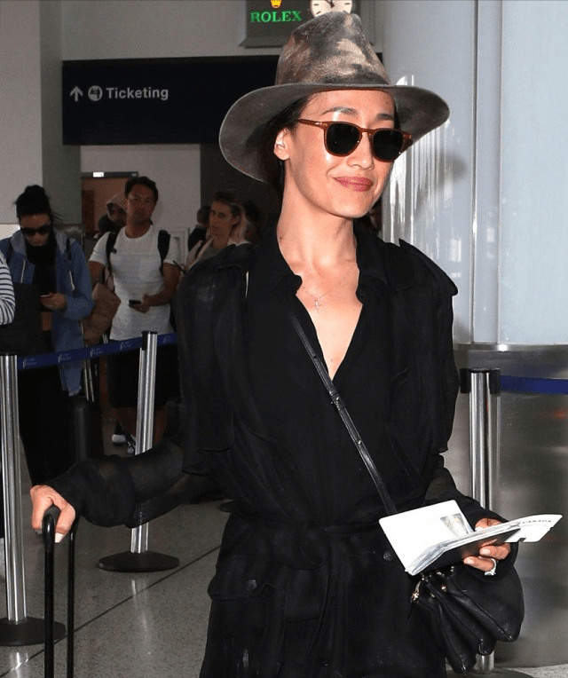 显得 Maggie Q穿衣不拘谨,二分衬衫裙挺甜美,把靴子当裤子好显瘦