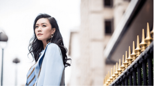 好身材 45岁田海蓉真抗老！条纹衬衫搭配包臀裙干练精致，韵味十足