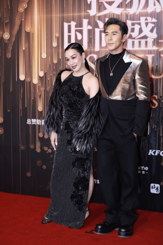 显得 女人美不美全在打扮上,钟丽缇穿黑裙好贵气,看不出大张伦硕12岁