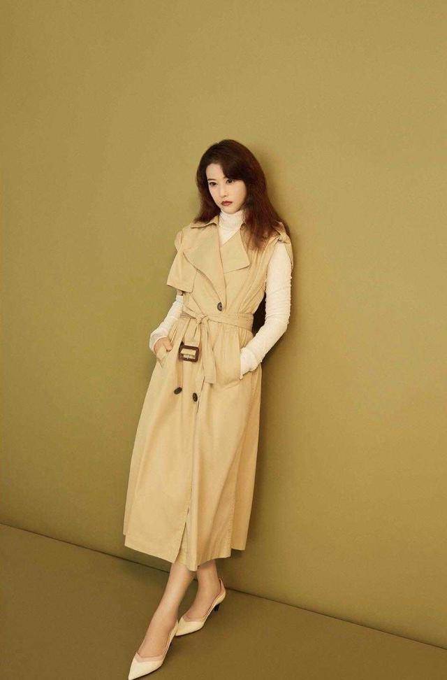 漂亮 周海媚现身机场，无修图依然漂亮，穿运动外搭配连衣裙，高贵优雅