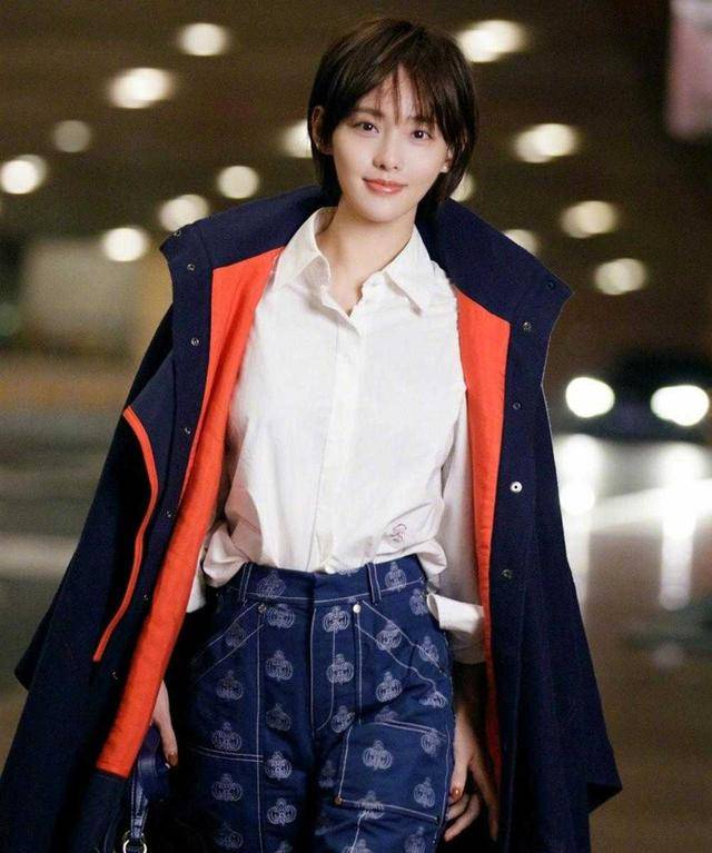 设计 张嘉倪越来越漂亮了，一身黑色西装高级干练，气质端庄优雅