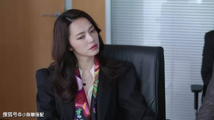 颜色 唐晶、苏明玉“大衣+内搭”的穿衣思路，普通人也可以照搬