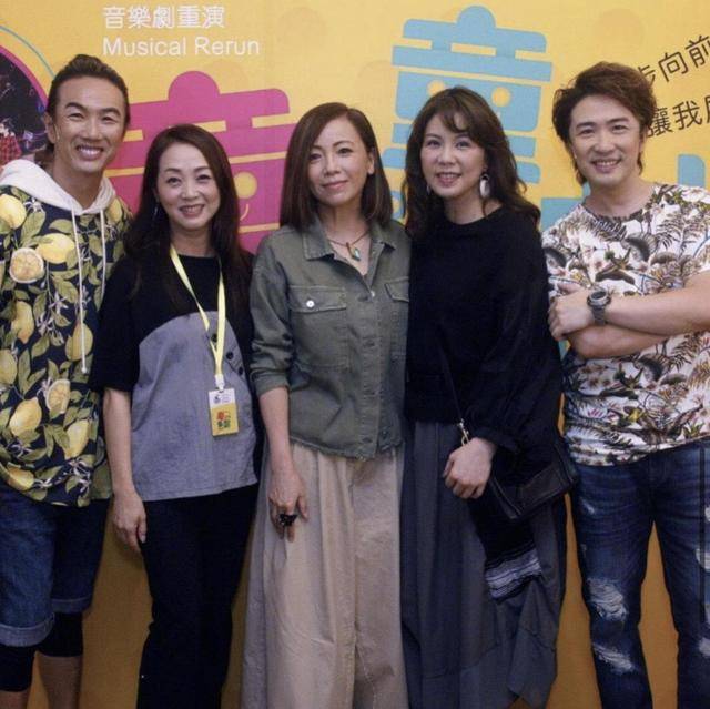 青春 邓萃雯54岁又怎样？黑色长款卫衣搭配高筒靴保暖舒适，青春减龄