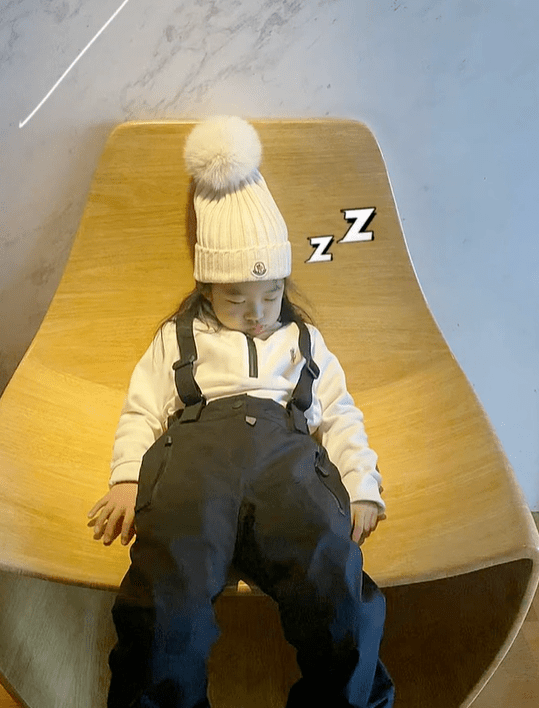 女儿 42岁章子怡真不显老！与女儿穿亲子装酷似姐妹，5岁醒宝气质出众