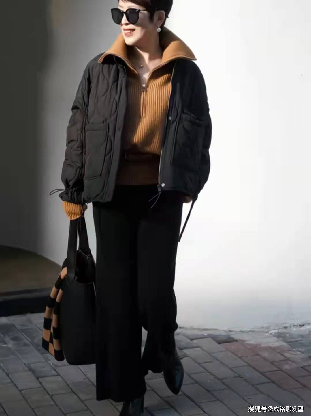 身材 60岁而不老，她利落短发搭配得体穿搭，高雅时尚，看不出真实年龄