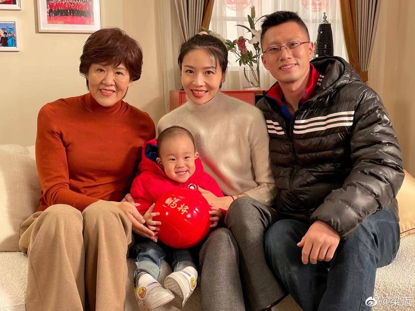 滑雪|中国女排前队长抱儿子滑雪，扔雪球打雪仗，魏秋月遭爱子一记扣杀