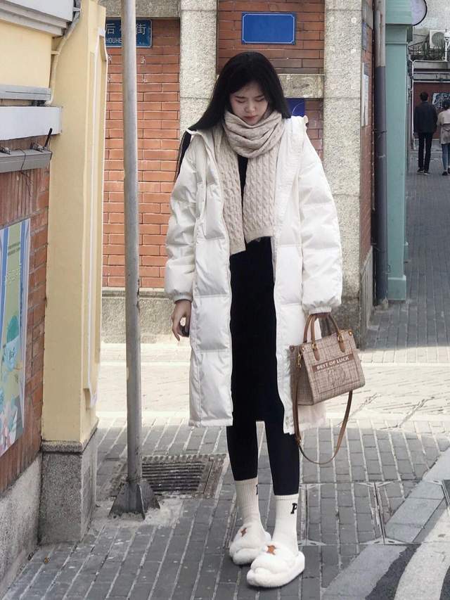 氛围 冬日氛围感穿搭指南，姜黄色大衣配白色阔腿裤，慵懒又随性