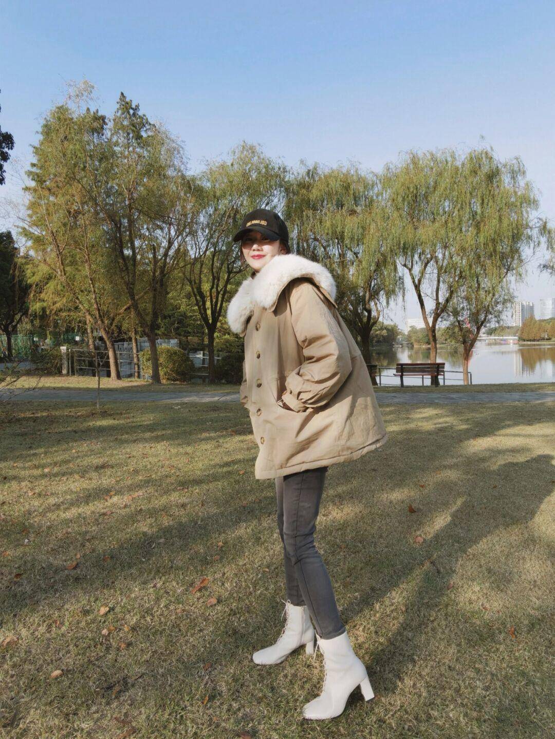 美眉 冬季外出穿“羽绒服”，这才是最佳穿法，实用百搭又气质