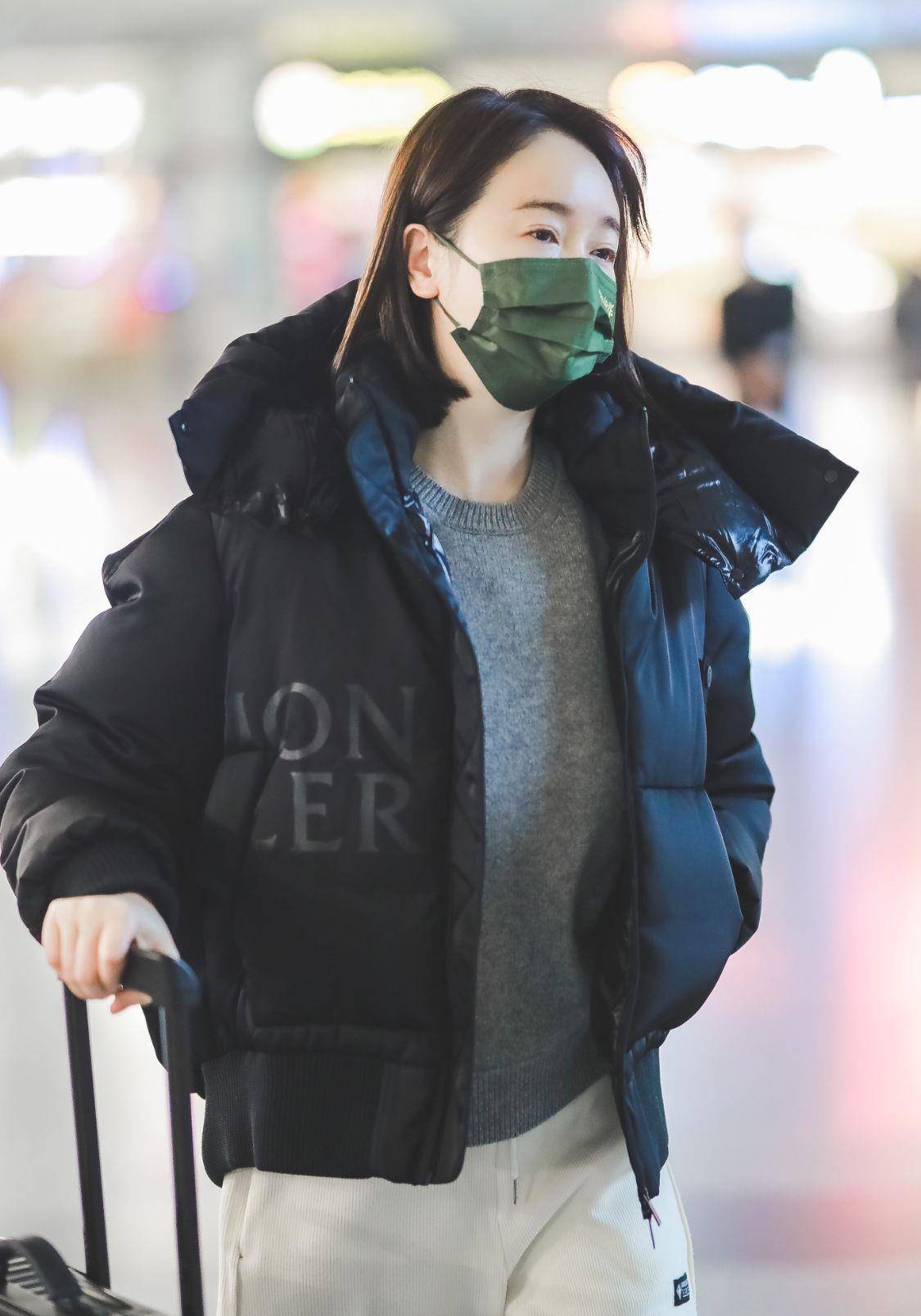 原创有气质就是不一样左小青就一身简约搭配现身机场都可以很惊艳