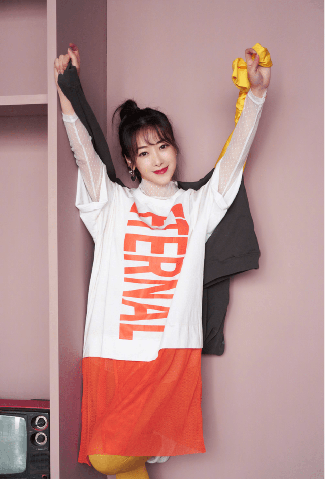 显得 陈紫函越活越年轻了，皮外套搭配紧身连衣裙大秀好身材，洋气酷炫