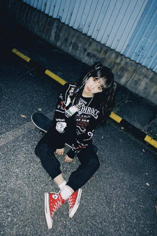 黑色 21岁程潇气场太强大，穿杏色西装干练霸气，内搭米奇T恤俏皮可爱