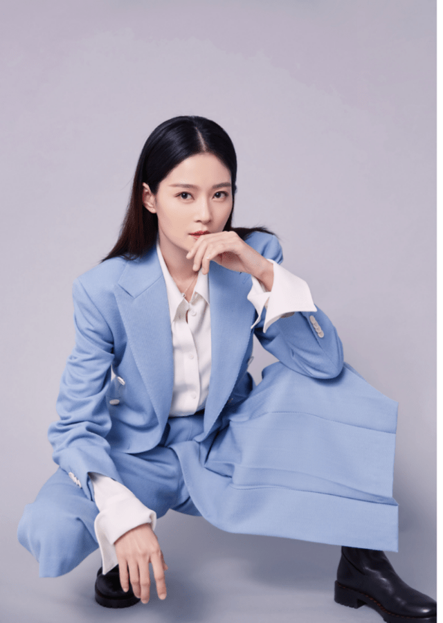 王媛可 王媛可太有“国际范”,身穿蓝色西装干练利落,高级精致