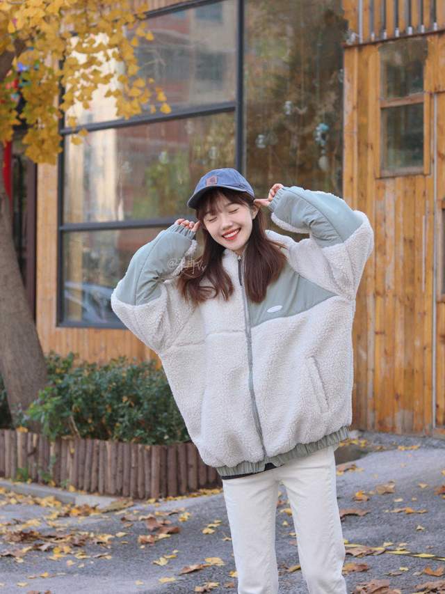 颜色 比大衣暖和，比羽绒服时尚，冬天的羊羔毛外套比想象更漂亮