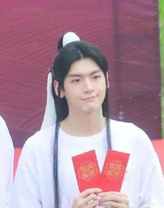 任豪刘海是遮丑神器？男明星也不例外，娱乐圈有多少藏在头发里的帅哥