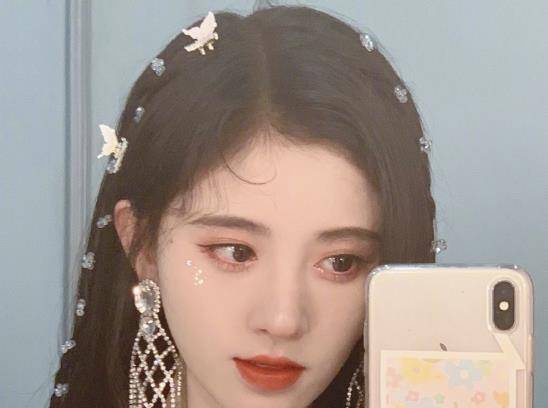美貌鞠婧祎的头发破案了，没有头发缝是小心机，操作过程很累人