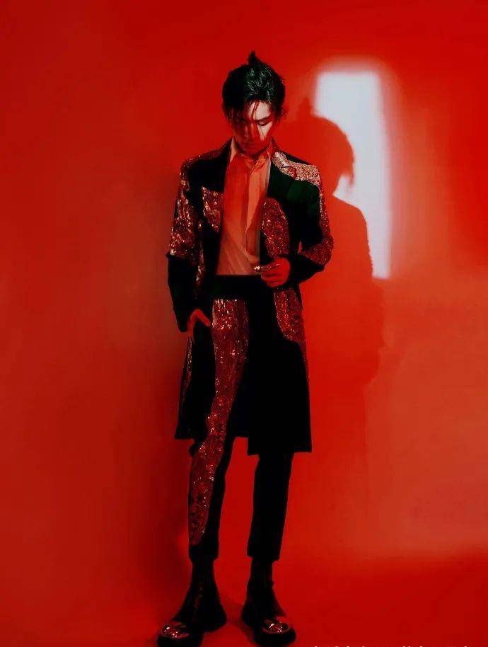 易烊千玺唱歌开场 a8a7a66347964594bd5e54828092b926.jpeg