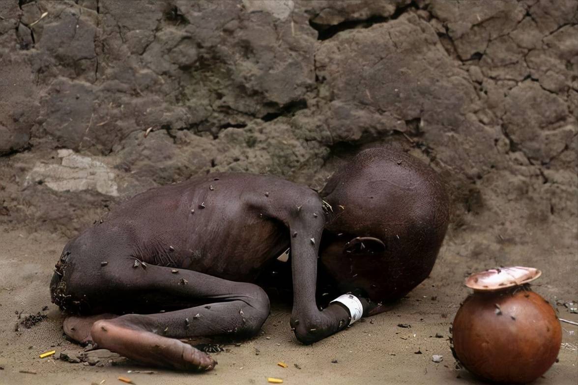 非洲喂小孩子吃饭粗暴图片