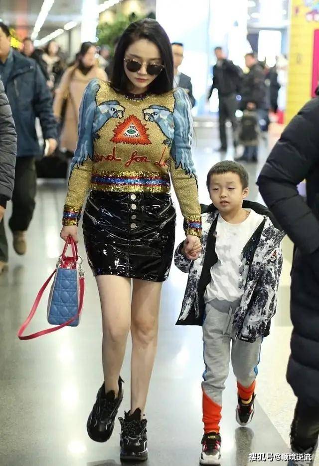 短裙 邹市明又带娃走机场,冉莹颖穿阔腿裤露脐装秀沙漏身材,比例惊人