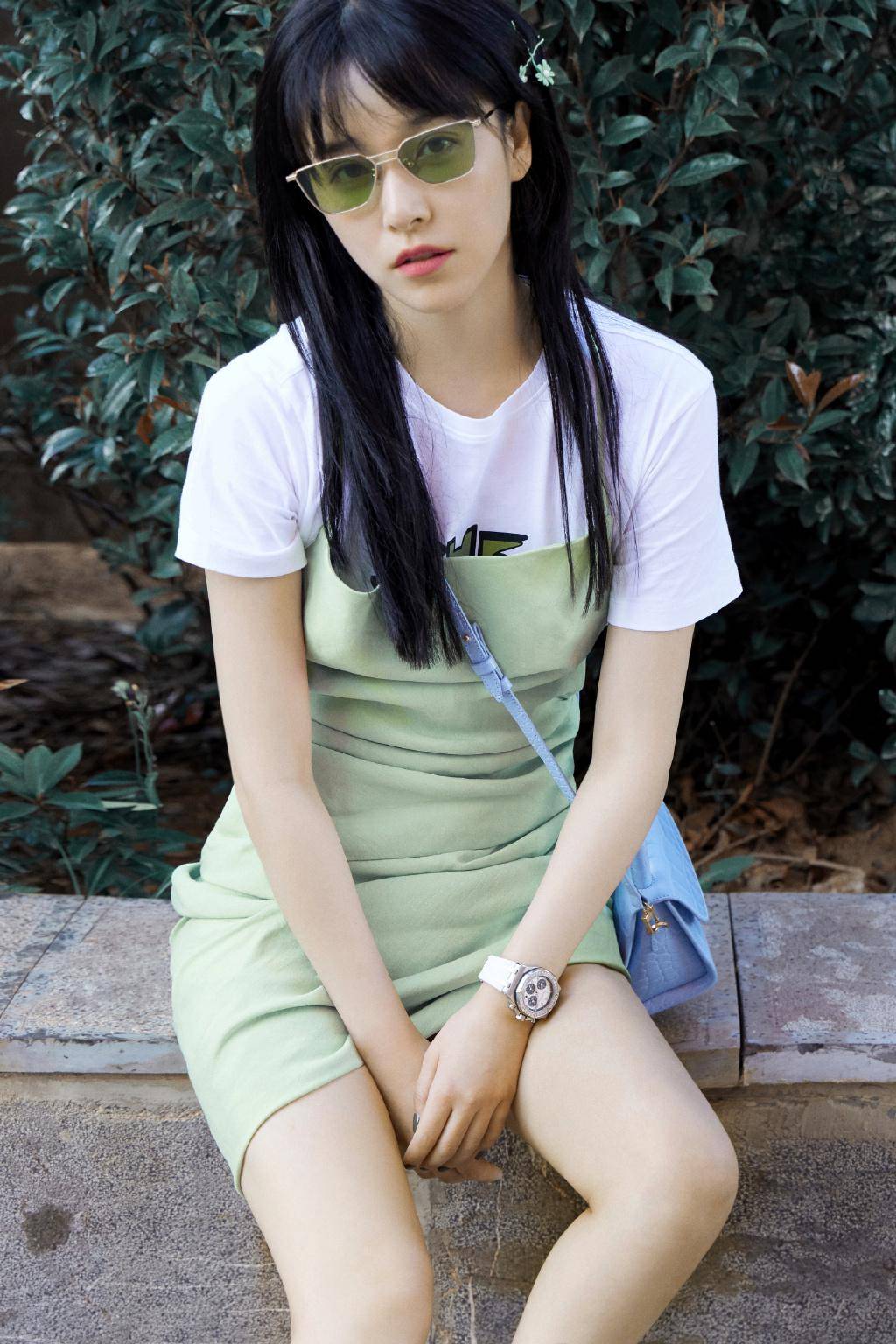 上衣阚清子接个假发，就从大众脸变初恋脸了，配小绿裙甜似韩剧女主