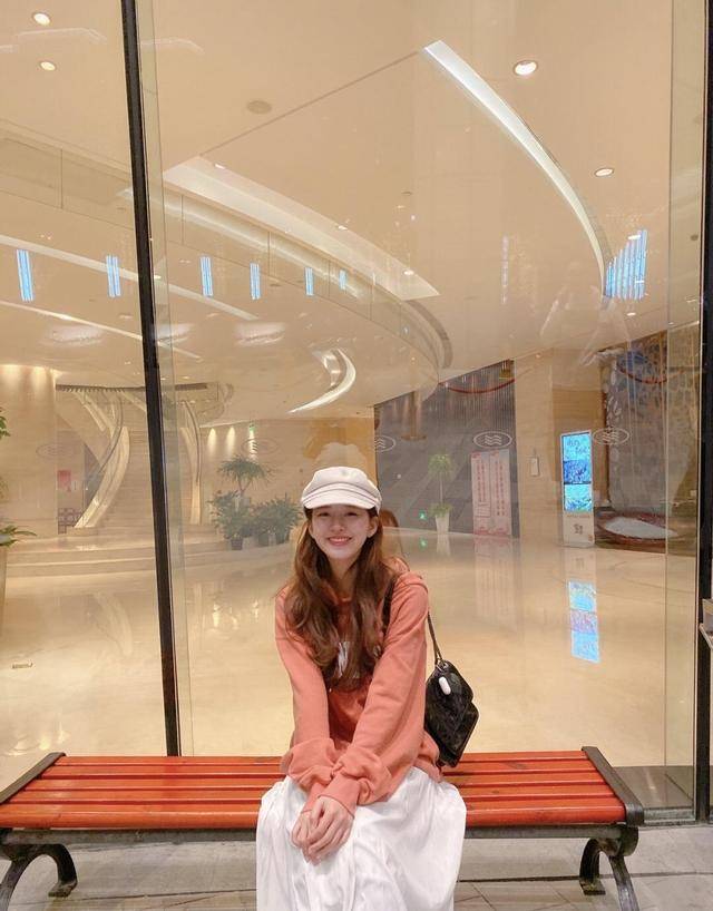 黑色 赵露思气质太清纯！烟灰色毛衣搭配牛仔裙温柔淑女，甜美俏皮