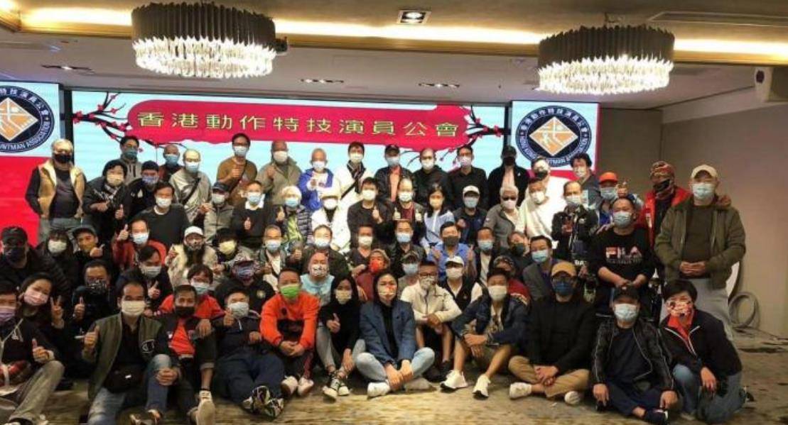 钱嘉乐|香港动作特技演员聚餐，61岁“大师兄”是颜值担当，钱嘉乐站C位