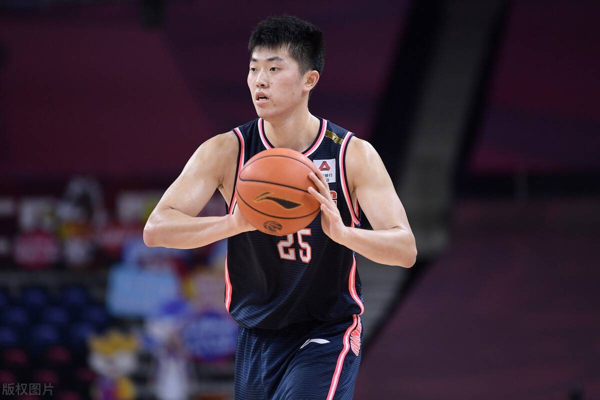 弹跳火柴盒,投篮不稳定……加上打小前锋都吃亏的身高,张皓嘉从二队升
