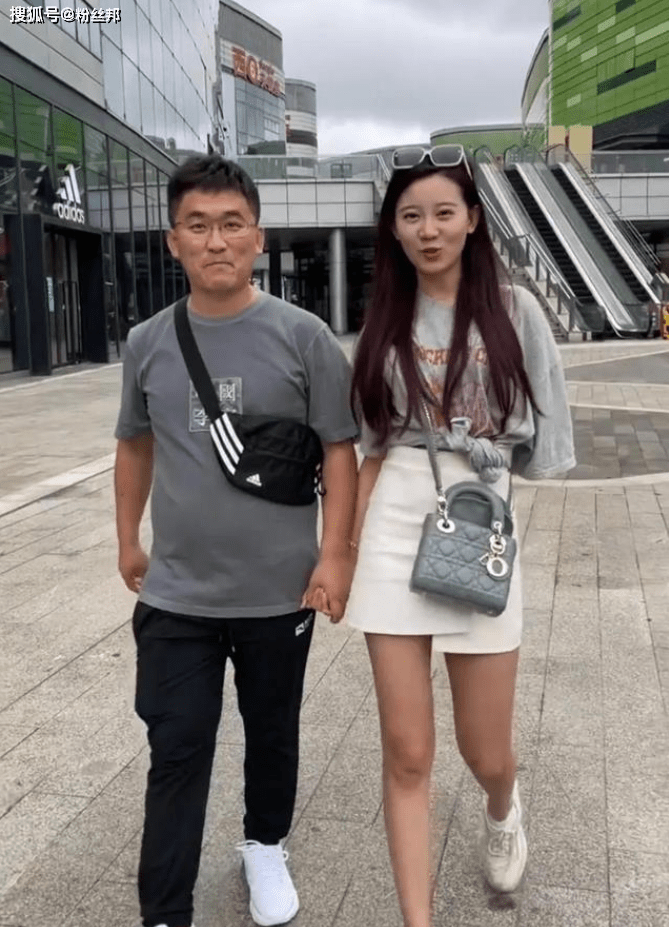 姜涛与小羽毛直播闹分手曾宣布怀孕三个月网友新剧情上线了