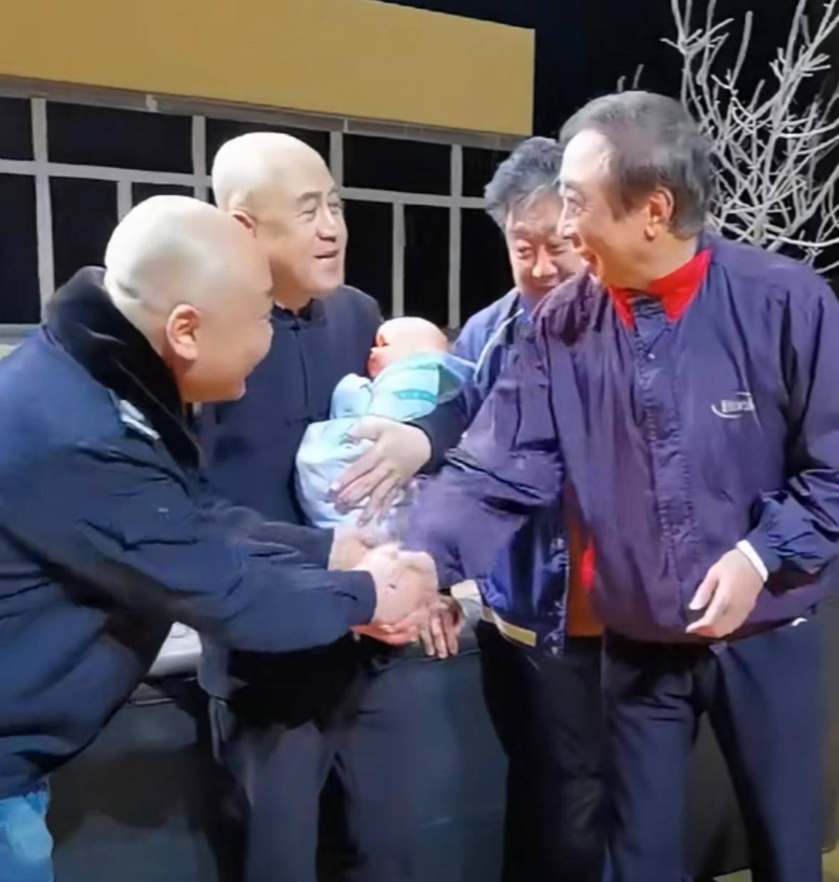 《正月里正月中》,盛赞演员表演水平,冯巩低调陪同_先生_李伟健_宋宁