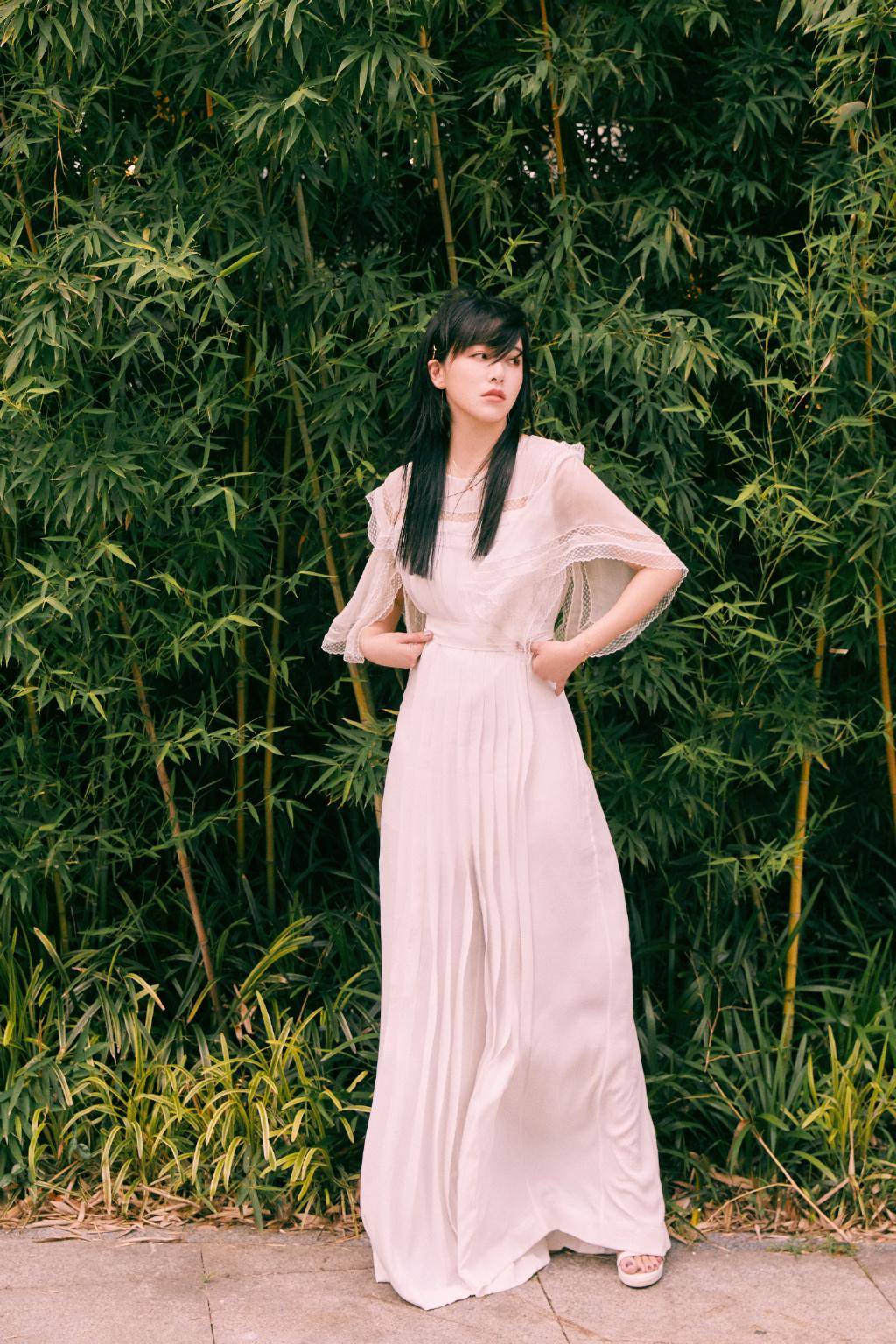 上衣阚清子接个假发，就从大众脸变初恋脸了，配小绿裙甜似韩剧女主