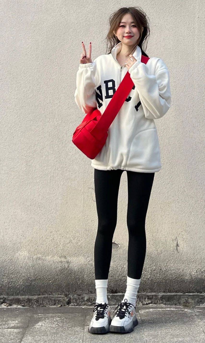 黑色 女人过冬还是绕不开“打底裤”，现在流行搭配中袜穿，保暖又时髦