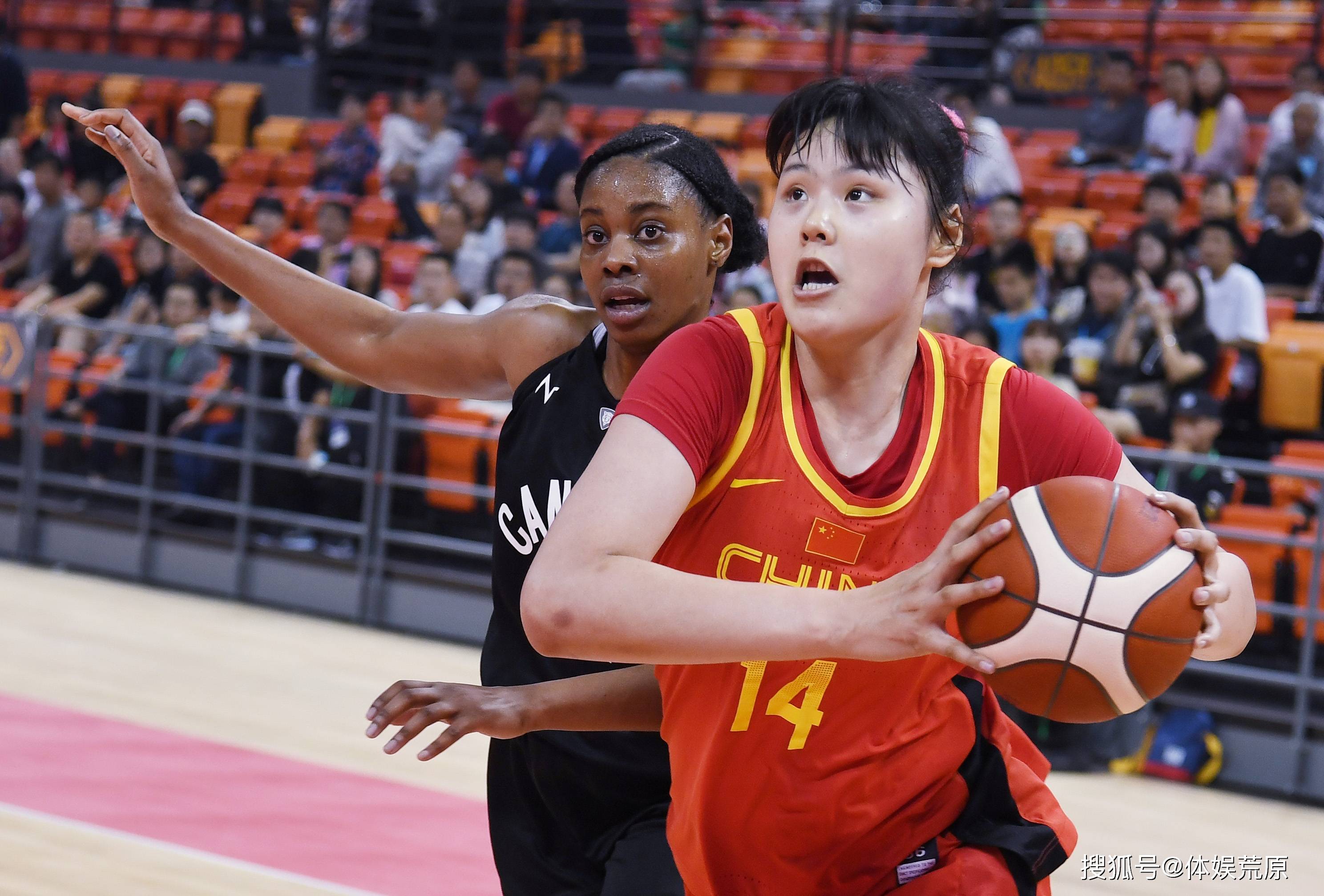 李月汝对阵韩旭wcba领头羊赛季首败14胜0负的较量