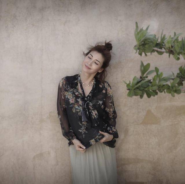 显得 童蕾气质好优雅！米白色针织衫搭配黑色半身裙简约大气，优雅知性