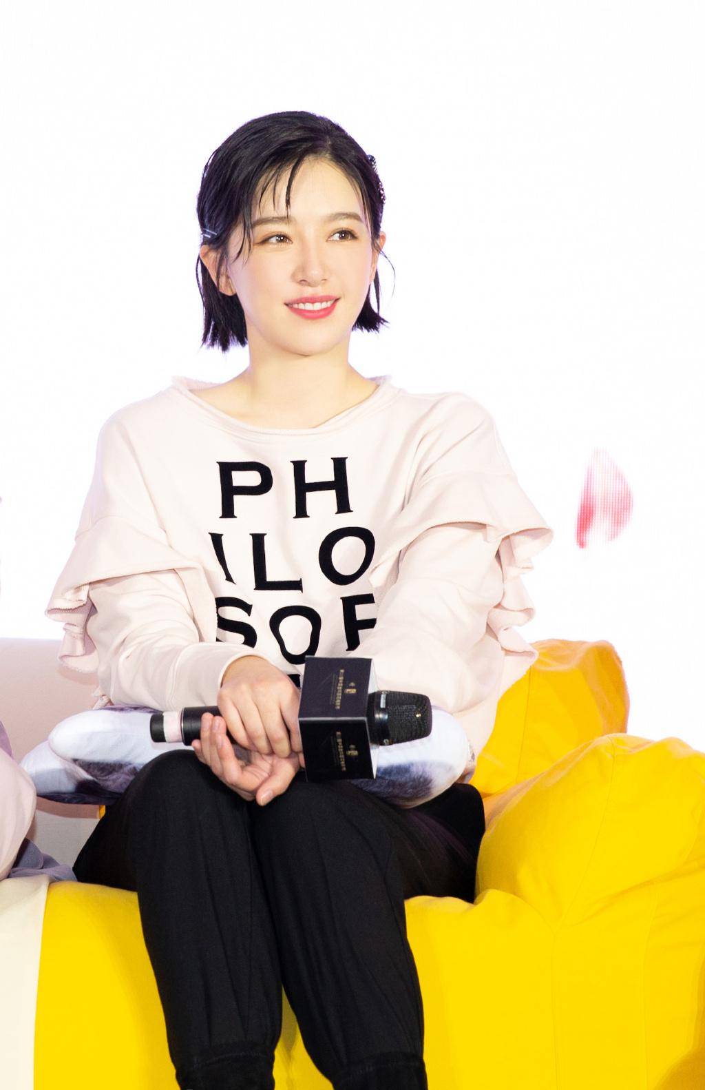 上衣阚清子接个假发，就从大众脸变初恋脸了，配小绿裙甜似韩剧女主