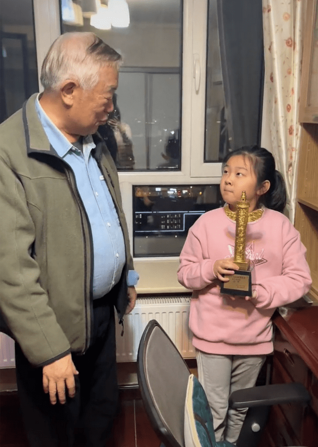 79岁高明向孙女"炫耀"奖杯,小女孩不爱金鸡奖,却钟情于华表奖_高亮