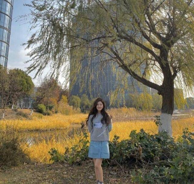 黑色 赵露思气质太清纯！烟灰色毛衣搭配牛仔裙温柔淑女，甜美俏皮
