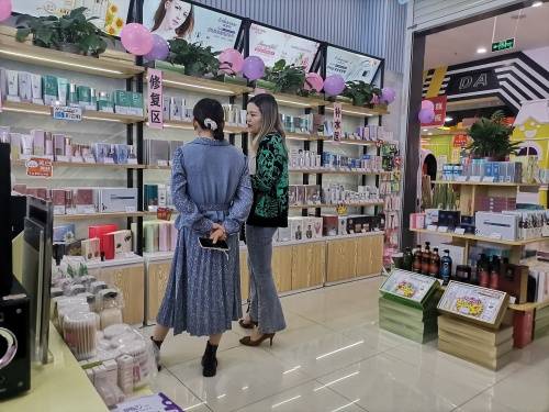 圣地国货化妆品崛起时代，欧芭莎美妆店备受年轻消费者欢迎