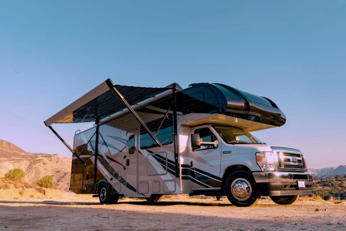 幂次幂房车屋顶似乎是固定太阳能电池板以进行车载电池充电的理想场所