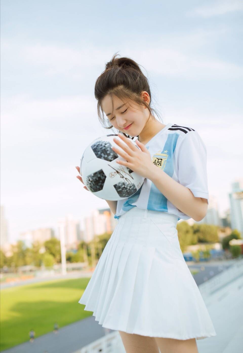 赵露思穿上足球宝贝装好清新,美成风景线
