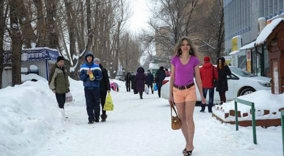 为啥冬天俄罗斯女生也是穿短裙？原因不是为了美？莫非有啥猫腻