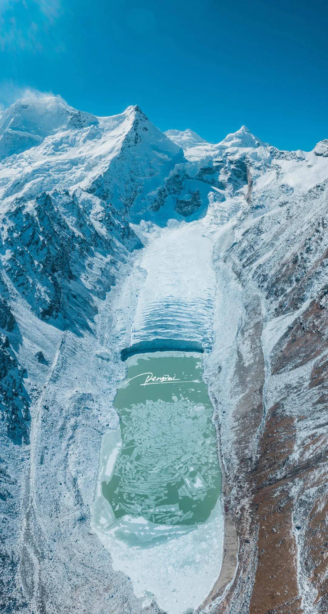 造物主太偏心把世间的美好全部装载进这里冰川逶迤,雪峰壁立,湖水澄澈