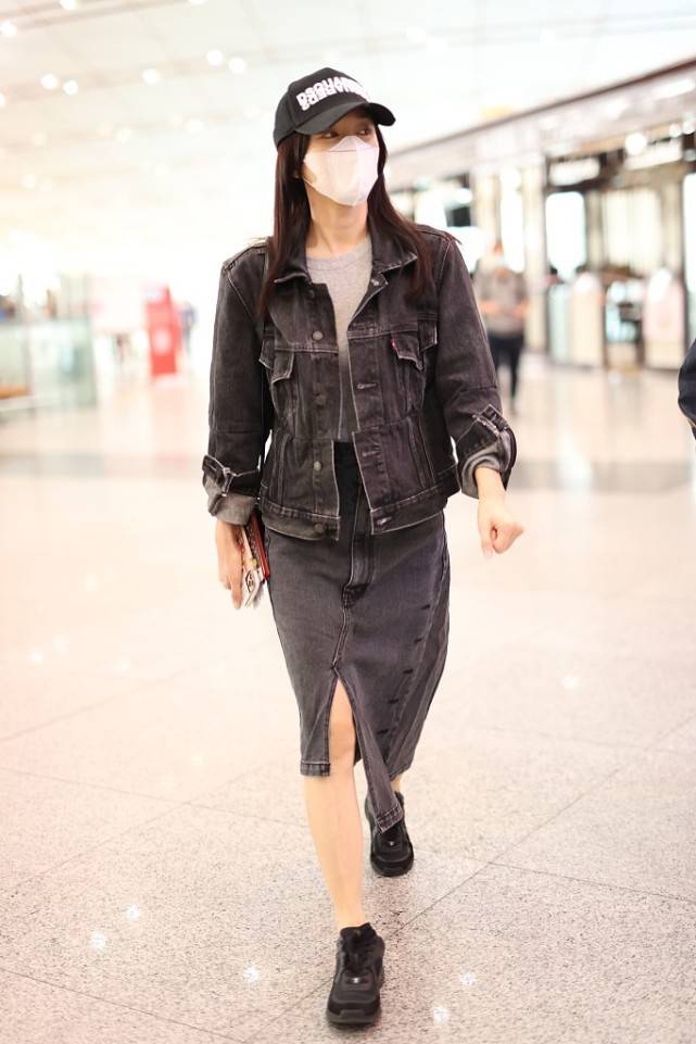 牛仔 秦岚这腿真够细的，穿长靴靴口还有缝，戴大金链子也不显俗气