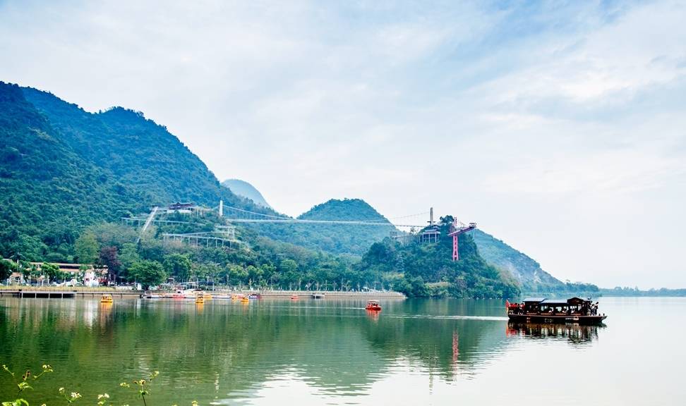 广东清远发现“桂林山水”，移步换景如入画里，全湖景蹦极好刺激