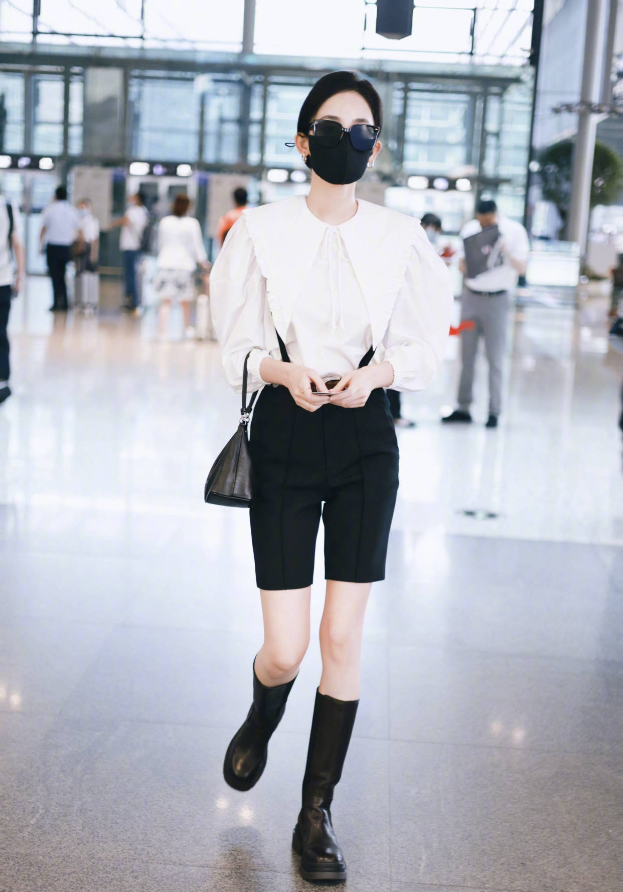 杀手锏 娜扎穿骑士靴霸气走机场,久违露面清新又时尚,大长腿成杀手锏