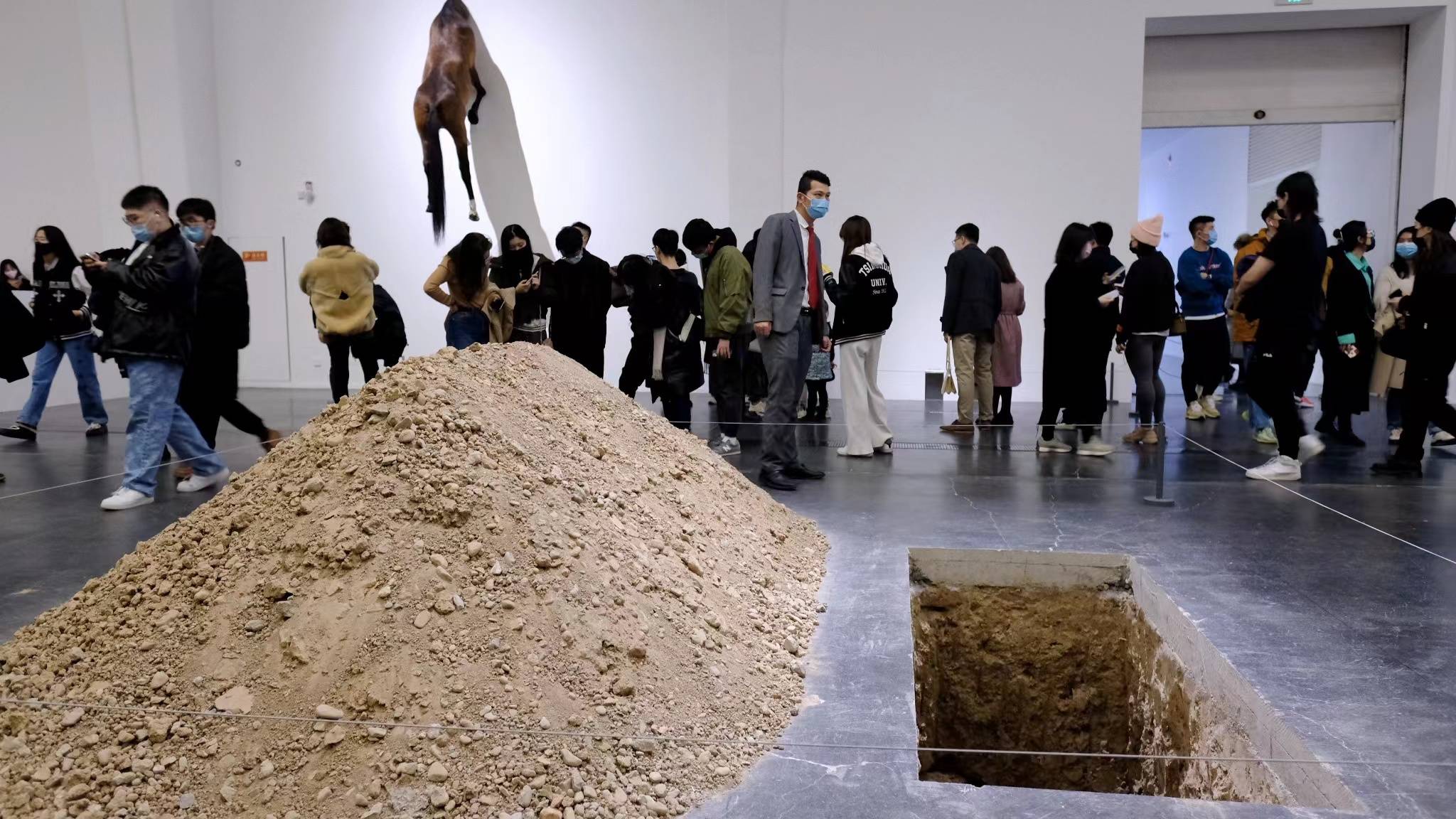 那根|“卡特兰：最后的审判” ：不止那根天价香蕉 藏在黑色幽默的审视中