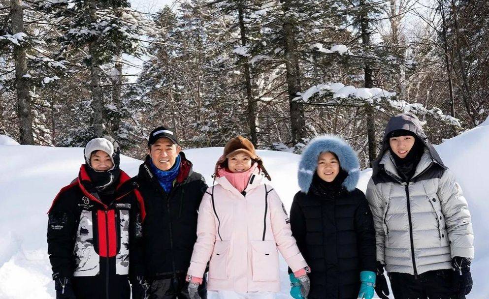 张艺谋 张艺谋一家五口雪村度假，陈婷穿白羽绒服好美，女儿站一旁黑不少