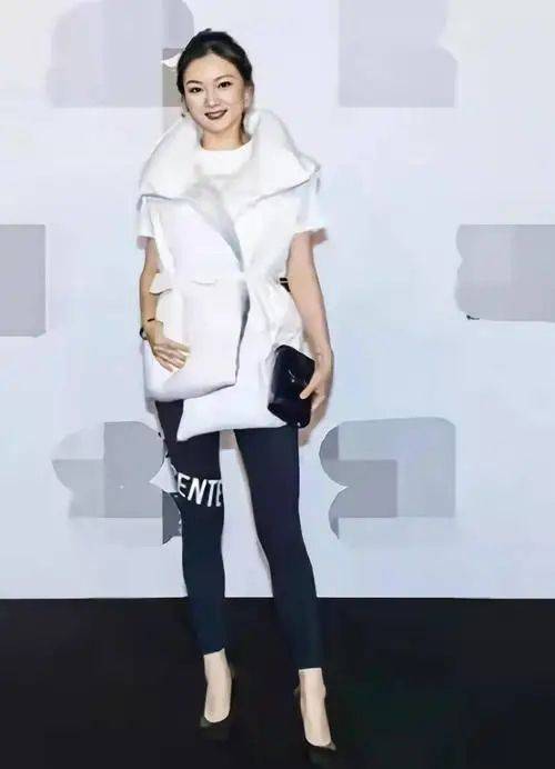 张艺谋 张艺谋一家五口雪村度假，陈婷穿白羽绒服好美，女儿站一旁黑不少